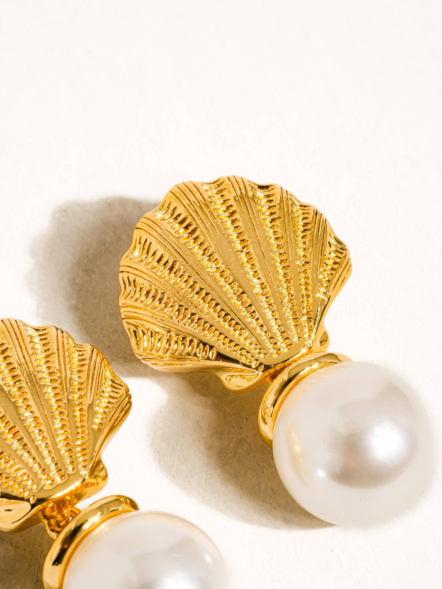 Vinny 18K Gold Shell Pearl Earring