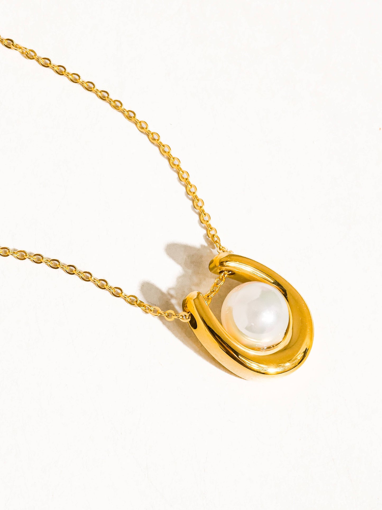 Barn 18K Gold Non-Tarnish Horseshoe Pearl Necklace